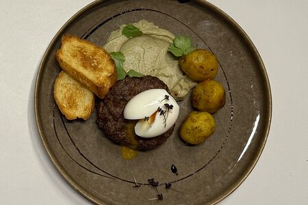 Бифштекс из говядины с запеченным картофелем и соусом бабагануш 