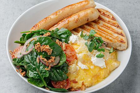 Деревенский завтрак с куриными колбасками