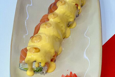 Ролл с лососем и сырным халапенью