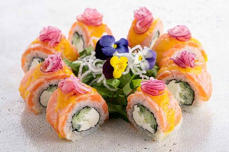 Ролл опаленная Филадельфия с соусом манго (8 шт)