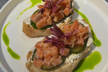 Две мини-брускетты с лососем