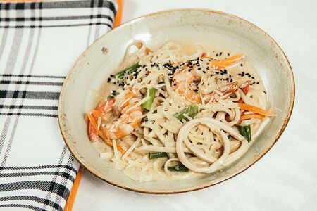 Удон с морепродуктами в сливочном соусе