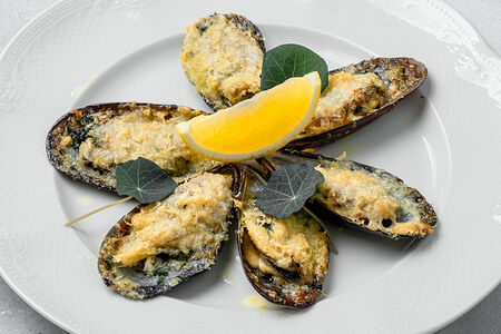 Запеченные голубые мидии, пармезан, хлебная крошка