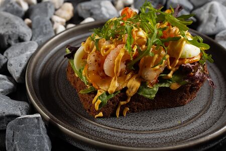 Сморреброд с креветками и соусом карри