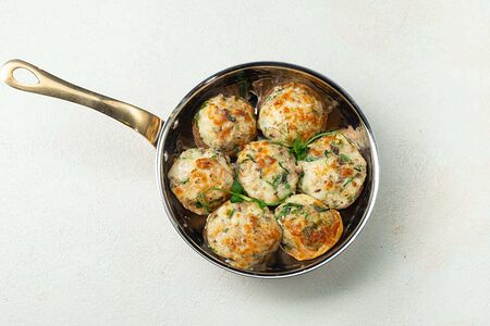Шампиньоны, запечённые с домашним сыром