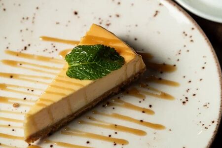 Чизкейк с карамельным соусом