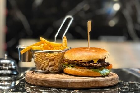 Фри и классик из телятины, кока-кола