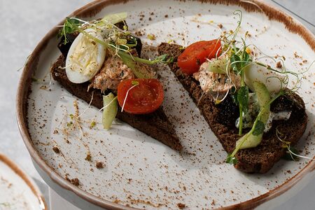 Сморреброды с рийетом из форели 