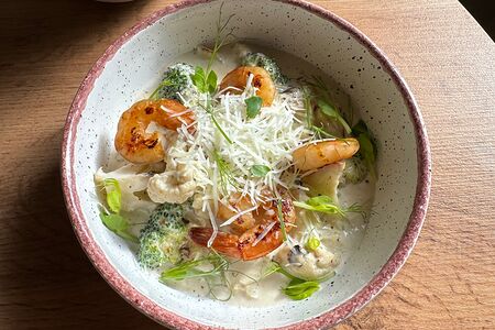 Брокколи и цветная капуста в сливочном соусе с креветками и пармезаном