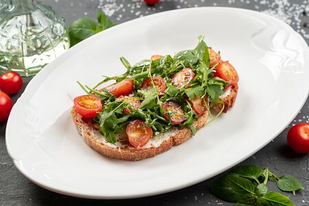 Брускетта с томатами и песто