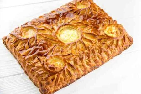 Целый пирог с творогом и сыром