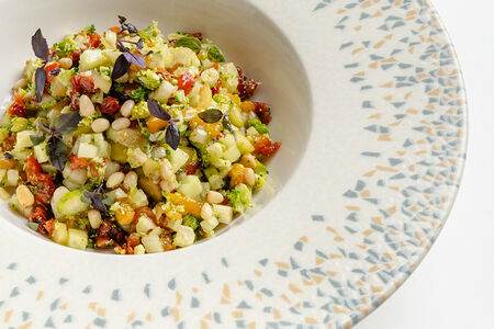 Зеленый салат из спаржи и брокколи