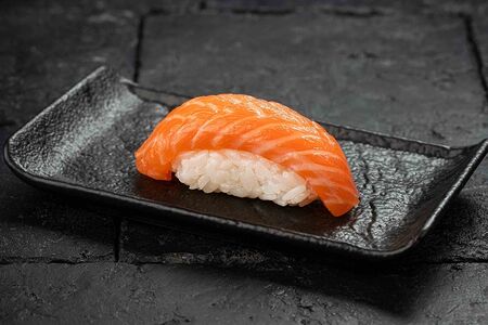 Суши лосось