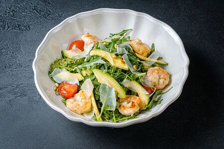 Руккола с тигровыми креветками