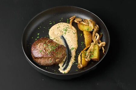 Филе миньон с бейби-картофелем и вешенками