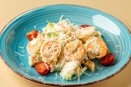 Салат Цезарь с креветками