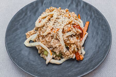 Рис с кальмаром