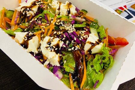 Тайский салат с творожным сыром