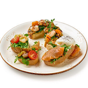 Сет из тостов с креветками и лососем