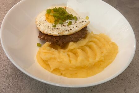 Бифштекс с яйцом из говядины с пюре