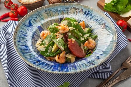 Салат с креветками, шпинатом и грейпфрутом