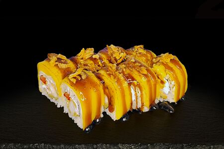 Окинотори эби с креветками и опалённым сыром