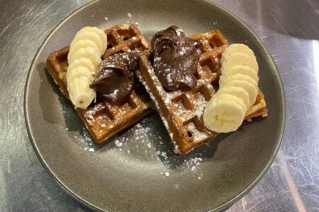 Вафля с бананом и нутеллой