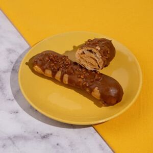 Пирожное Эклер карамельный