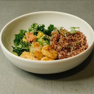 Тигровые креветки с красным рисом и овощным салатом