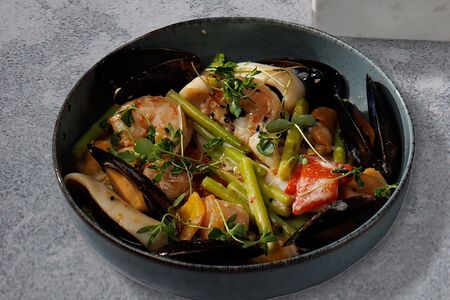 Морепродукты гриль с овощами в соусе яки-нику 