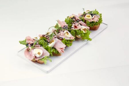 Брускетта с ветчиной