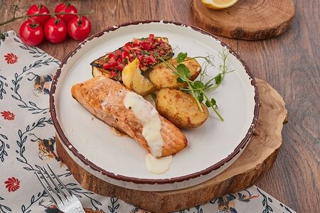 Форель на гриле с картофелем и кабачком