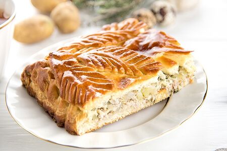 С курой, картофелем и луком Половина пирога