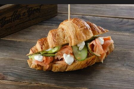 Круассан с красной рыбкой