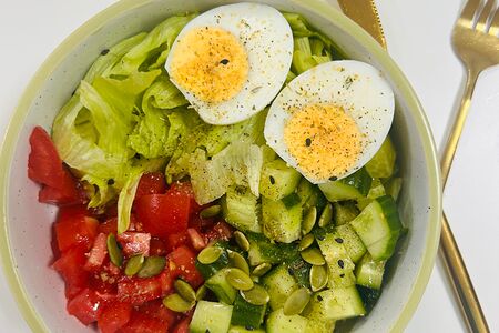 Легкий салатик с яйцом