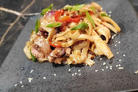 Вок удон с тунцом