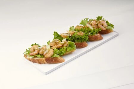 Брускетта с креветкой 