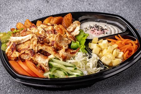 Куриная шаверма Турбо на тарелке