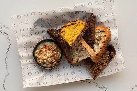 Корзина ремесленного хлеба с пряным маслом