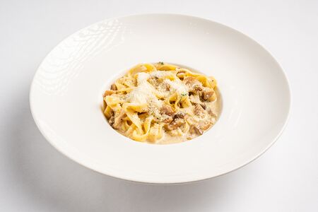 Фетучини с грибами в сливочно-трюфельном соусе 