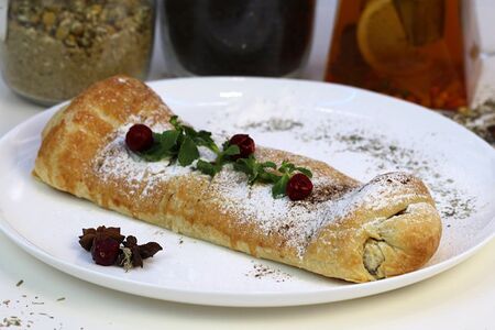 Штрудель с вишней и мятой