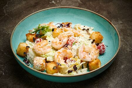 Цезарь с креветками и гренками бриошь