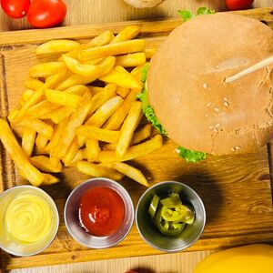 Бургер с говядиной и картофель фри