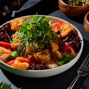 Салат с печеными баклажанами и креветкой