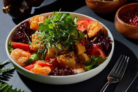 Салат с печеными баклажанами и креветкой