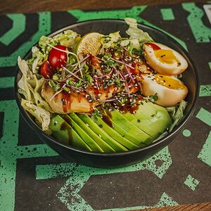 Цезарь с курицей и авокадо