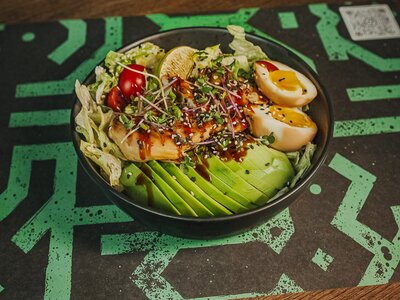 Цезарь с курицей и авокадо