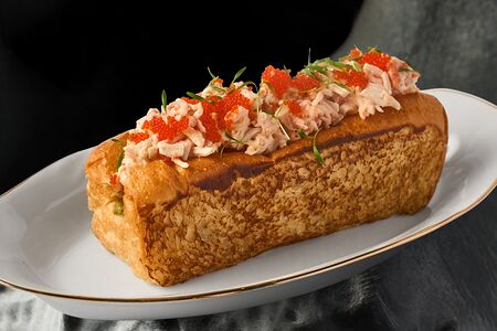 Крабовый тартар на бриоши