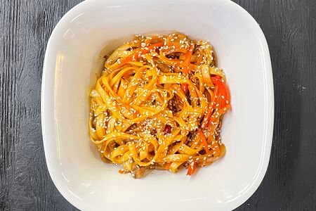 Удон со свининой в соусе сладкий чили