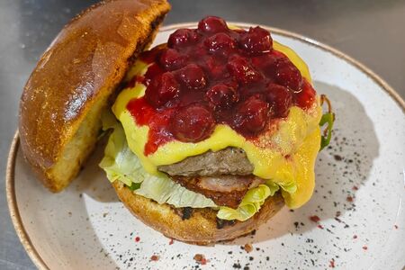 Большой сладкий бургер 